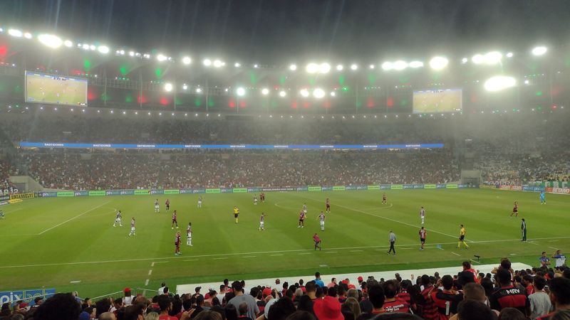 Maracanã em dia de jogo do Flamengo, com o gramado e as arquibancadas cheias vistos da torcida