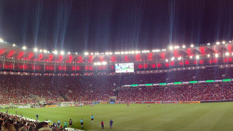 Maracanã iluminado e lotado em noite de jogo do Flamengo contra o Fluminense