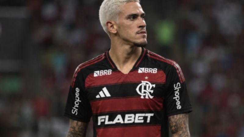 Pedro com a camisa do Flamengo em jogo da Copa Libertadores