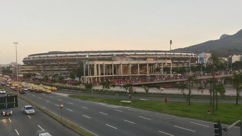 Estádio do Maracanã visto de fora em dia de jogo do Flamengo, com torcida nas rampas de acesso